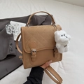 Brauner Kunstleder-Rucksack mit Rautensteppung und flauschigem Hundeanhänger - Khaki