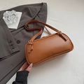 Bolso baguette de cuero marrón caramelo con forma cilíndrica y correa ajustable - Marrón