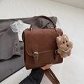 Braune matte Umhängetasche mit Retro Steppmuster und süßem Plüsch Hund Anhänger - Braun