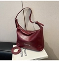 Minimalist burgundy faux leather tote bag with adjustable shoulder strap and metal tag - Red (No Pendant)