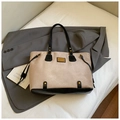 Borsa tote bicolore in pelle scamosciata beige e pelle nera con tocchi dorati - Cachi