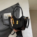 Minimalistische schwarze Leder-Beuteltasche mit Gold-Schnalle und Perlenanhänger - Schwarz mit Anhänger