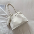 Cremeweiße minimalistische Tote Bag mit Kordelzug-Detail und rundem Münzbeutel-Anhänger - Weiß