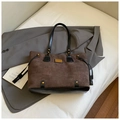 Borsa tote in camoscio marrone scuro con manici neri e placca metallica dorata chic - Marrone