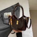 Dunkelbraune Retro-Beuteltasche aus Leder mit Goldschloss und Perlen-Anhänger - Kaffee mit Anhänger