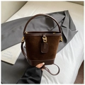 Detail der braunen Vintage-Eimertasche aus Wildleder mit goldenen Metallteilen - Braun