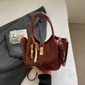 Vintage braune Beuteltasche mit Holzperlen und Goldverschluss im eleganten Retro-Stil - Braun mit Anhänger