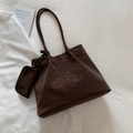 Dunkelbraune minimalistische Tragetasche mit Mini-Beutel aus weichem Vintage-Kunstleder - Braun