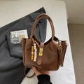 Braune Vintage-Einkaufstasche aus Leder mit goldenem Schloss und Holzperlen-Anhänger - Khaki mit Anhänger