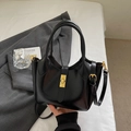 Bolso de mano vintage negro brillante para mujer con cierre dorado y correa ajustable - Negro sin Colgante