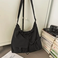 Große schwarze Tunnelzug-Beuteltasche mit praktischen Taschen aus Nylon-Material - Schwarz