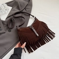 Vintage Umhängetasche aus dunkelbraunem Wildleder mit Fransen und Metallschnalle - Braun