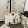 Große cremeweiße Beuteltasche mit Kordelzug und funktionalen Taschen auf der Vorderseite - Weiß