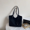 Große schwarze matte Tote-Bag aus Wildlederimitat mit modischem Schild-Anhänger Dekor - Schwarz