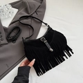 Schwarze Retro-Umhängetasche aus Wildlederimitat mit Fransen und Metallschließe-Detail - Schwarz