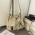 Beigefarbene Beuteltasche mit Tunnelzug, großem Fassungsvermögen und Schnallentasche - Khaki