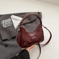 Dunkelrote Halbmond-Handtasche aus Vintage-Lackleder mit feinem Schultergurt - Burgunderrot