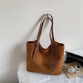 Große Retro-Tragetasche aus braunem Wildleder für Damen mit feinen Ledergriffen - Braun