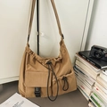Große khakifarbene Nylon-Beuteltasche mit Kordelzug und verstellbarem Schultergurt - Braun