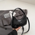 Schwarze Hobo-Schultertasche aus Leder mit silbernen Beschlägen und Gurt für Damen - Schwarz
