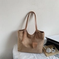 Große braune Tote Bag aus Wildlederimitat mit verstellbaren Riemen und Anhänger - Khaki