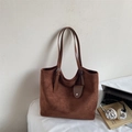 Große Vintage-Tragetasche in Braun aus mattem Wildleder mit verstellbarem Riemen - Braun