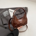 Vintage dunkelbraune Hobo-Tasche aus glänzendem Leder mit verstellbarem Gurt und Silberdetails - Braun
