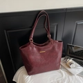 Detalle del bolso tote burdeos con adorno metálico dorado y acabado de cuero sintético - Burdeos