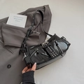 Detailansicht der schwarzen Punk-Umhängetasche mit silbernen Zippern und Nieten - Schwarz