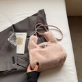 Detailansicht der rosa Plüschtasche mit silbernem Metalldrehverschluss und weichem Flor - Rosa