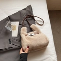 Detailansicht der beigen Kunstpelz-Beuteltasche mit Silberverschluss und Lederriemen - Aprikose