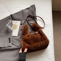 Details des braunen Kunstpelzes und silbernen Drehverschlusses an der Winter-Handtasche - Kaffeebraun