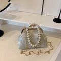 Dettaglio del ricamo floreale e della chiusura con perle di questa borsa da sera vintage - Verde