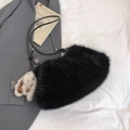 Sac seau chic en fausse fourrure noire avec breloque lapin sur fond de lin blanc élégant - Noir Avec Pendentif