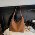 Braune Wildleder Hobo Umhängetasche mit verstellbarem Lederriemen im minimalistischen Stil - Braun