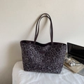 Große Shopper-Tasche mit Leopardenmuster in Grauschwarz und braunen Lederriemen - Kaffeebraun