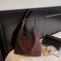 Minimalistische dunkelbraune Wildleder Hobo Bag mit matter Oberfläche und großem Volumen - Kaffeebraun