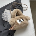Simpatica borsa in peluche kaki con occhi a cartone animato e tracolla su letto bianco - Cachi chiaro