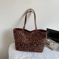 Große Shopper-Tasche mit Leopardenmuster und braunen Ledergriffen für Damen - Braun