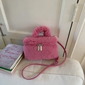 Dettaglio di una borsa in peluche rosa con manico superiore e tracolla in pelle fine - Rosa Senza Pendente