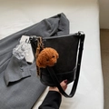 Retro zwarte lederen bucket bag met pluche poedel hanger en geweven schouderband - Zwart