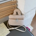 Dettaglio della borsa in peluche beige con cerniera e tracolla regolabile in ecopelle - Khaki Senza Pendente