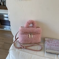 Dettaglio ravvicinato di una borsa a scatola in peluche rosa con doppia cerniera - Rosa Chiaro senza Charm