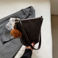 Donkerbruine lederen emmertas met reliëflogo en schattige pluche puppy hanger - koffiekleur