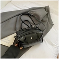 Bolso tote retro francés en negro brillante con herrajes plateados y correa ajustable - Negro