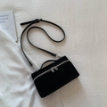Minimalistische schwarze Samt-Schachteltasche mit silbernem Reißverschluss und Griff - Schwarz