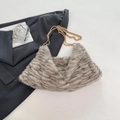 Borsa tote in ecopelliccia con stampa animalier grigio-marrone e catene dorate eleganti - Marrone a Righe
