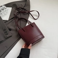 Retro burgundy bucket bag with woven texture and adjustable strap for women - No Pendant / Red