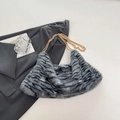 Borsa a spalla in ecopelliccia con stampa zebrata e catena metallica dorata grigia - Grigio a Righe