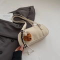 Crèmekleurige suède baguette tas met pluchen berenhangertje en geruite strik - Beige Met Hanger